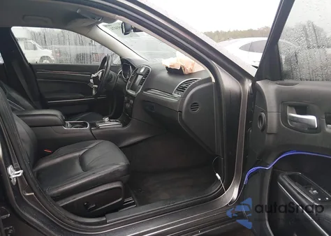 2015 Chrysler 300 Limited z USA, uszkodzony, nr VIN 2C3CCAAG2FH801902